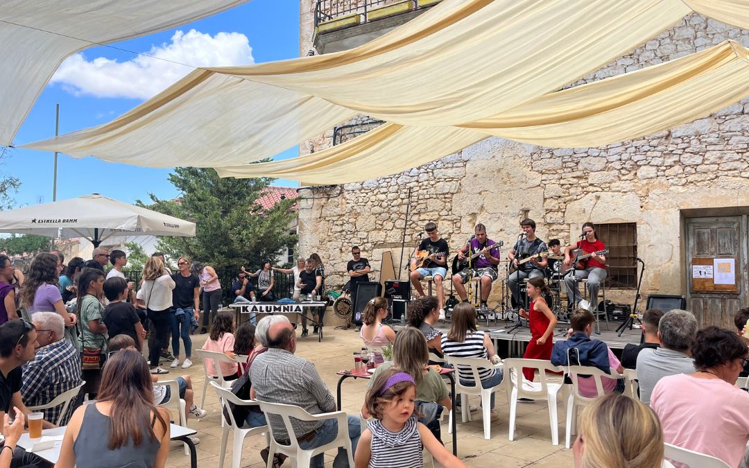Gran ambiente este domingo durante el concierto de Kalumnia, que dio fin a la VII Feria de la Tapa de Valjunquera./ C.O.