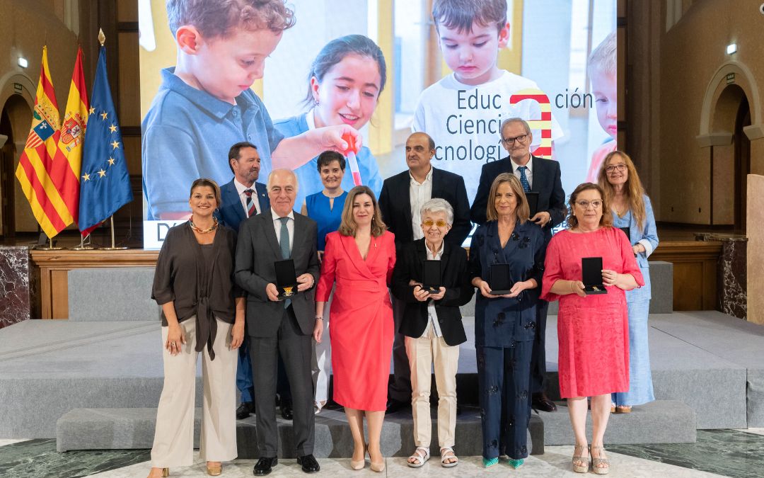 Foto de familia de los galardonados con la Cruz de José de Calasanz./ DGA.