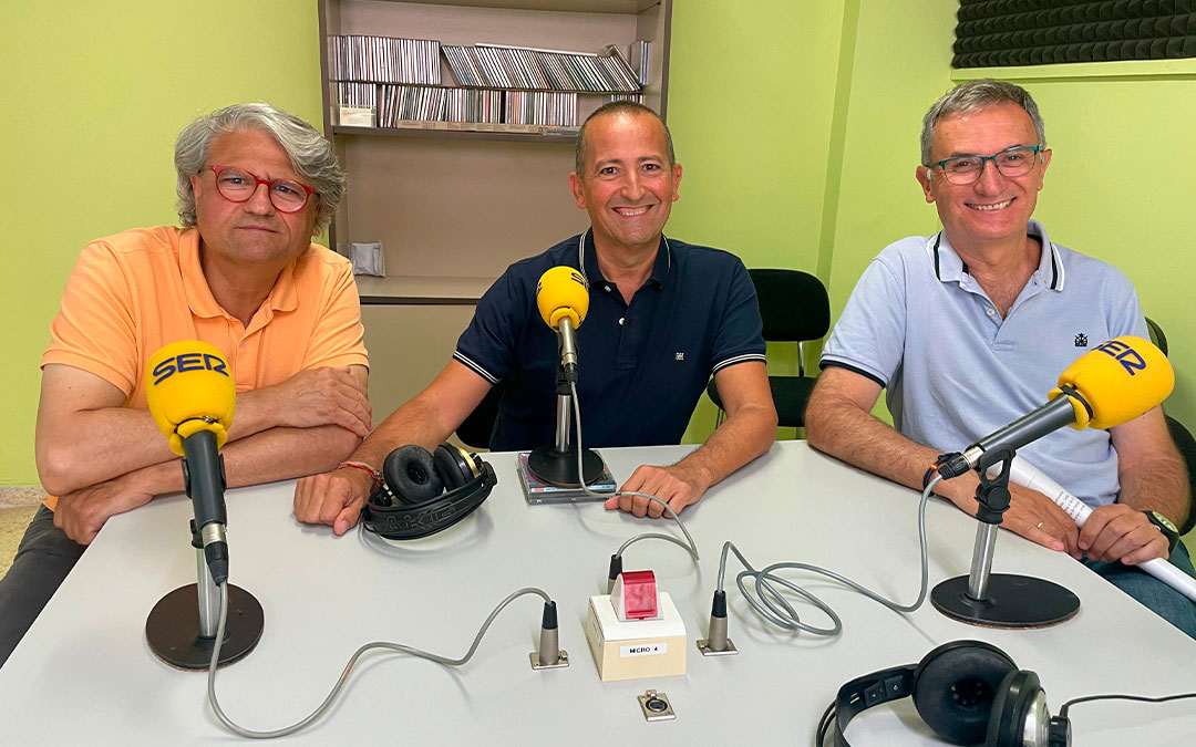 Esteban Sánchez, Javier Gimeno y Gonzalo González en Radio Caspe./ S.F.