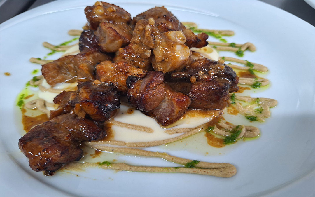 Costilla de cerdo guisada con crema de patata y praliné de almendras tostadas./ Manuel Barrau