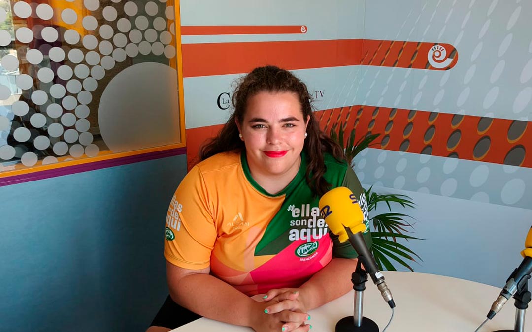 Elena Sanz en los estudios de Radio La Comarca./ M.B.