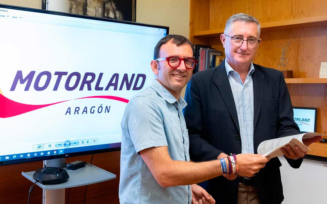 Blasco junto al gerente de Motorland Aragón, Jorge Panadés, en la firma del contrato de FIM JuniorGP de Dorna./ Fabián Simón