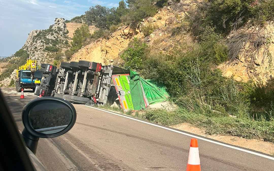 Uno de los accidentes ocurrió en la TE-18 en el acceso de Seno, quedando volcado el camión en la cuneta de la vía./Plataforma Afectados por la Minería