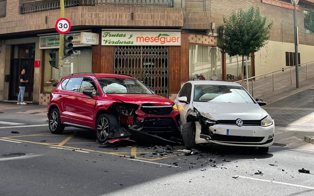 Uno de los coches accidentado en Alcañiz circulaba por la avenida Aragón, mientras que el otro bajaba por la calle Felipe Malandía./ La COMARCA