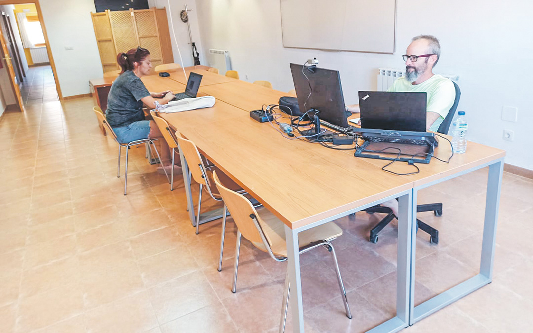 El concejal del Ayuntamiento Raúl Rodrigo en el nuevo coworking de Alacón./ L.C.