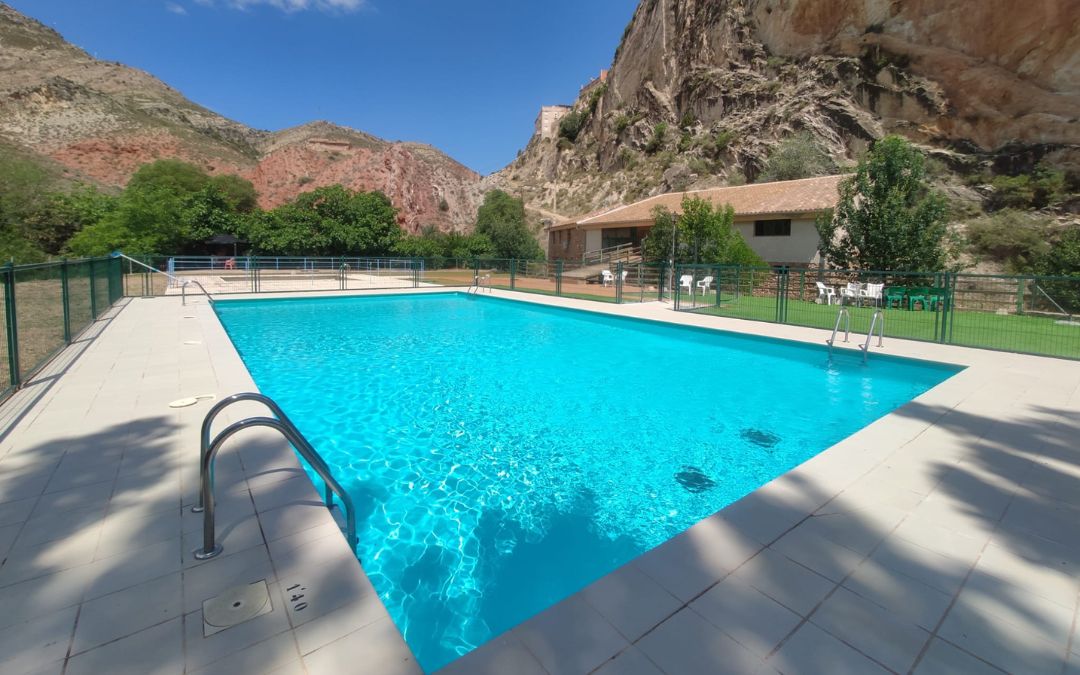 Piscina de Alcaine, cuya gestión permanente se ha sacado a concurso junto a la del albergue./ L.C.