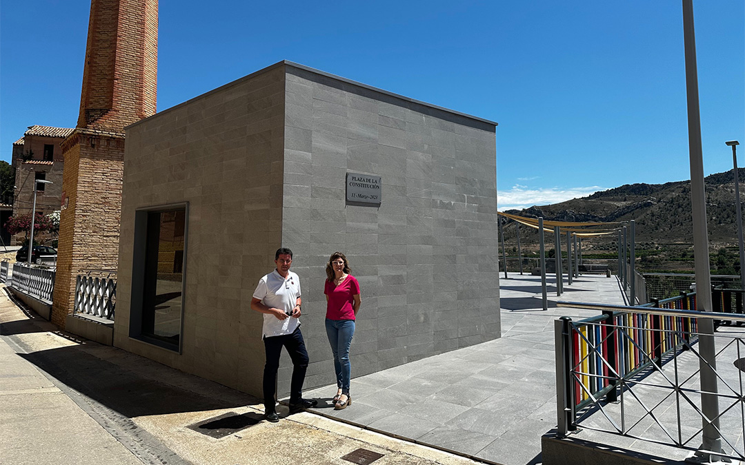 El alcalde de Calanda, Alberto Herrero, y la concejal de Comercio, Turismo y Digitalización, Laura Martínez, en la plaza de la Constitución, donde se construirá el laboratorio./ Ayuntamiento de Calanda