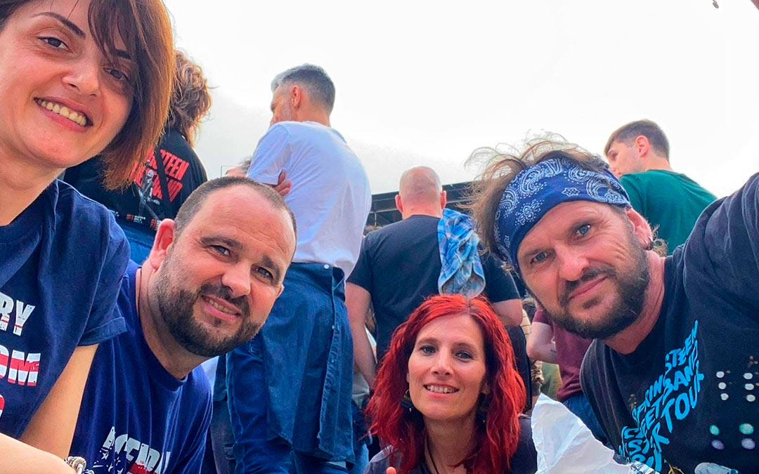 Antonio Irisarri (primero por la dcha.) y su mujer Bea Millán (a su lado) junto a dos amigos en el concierto. / A. I.