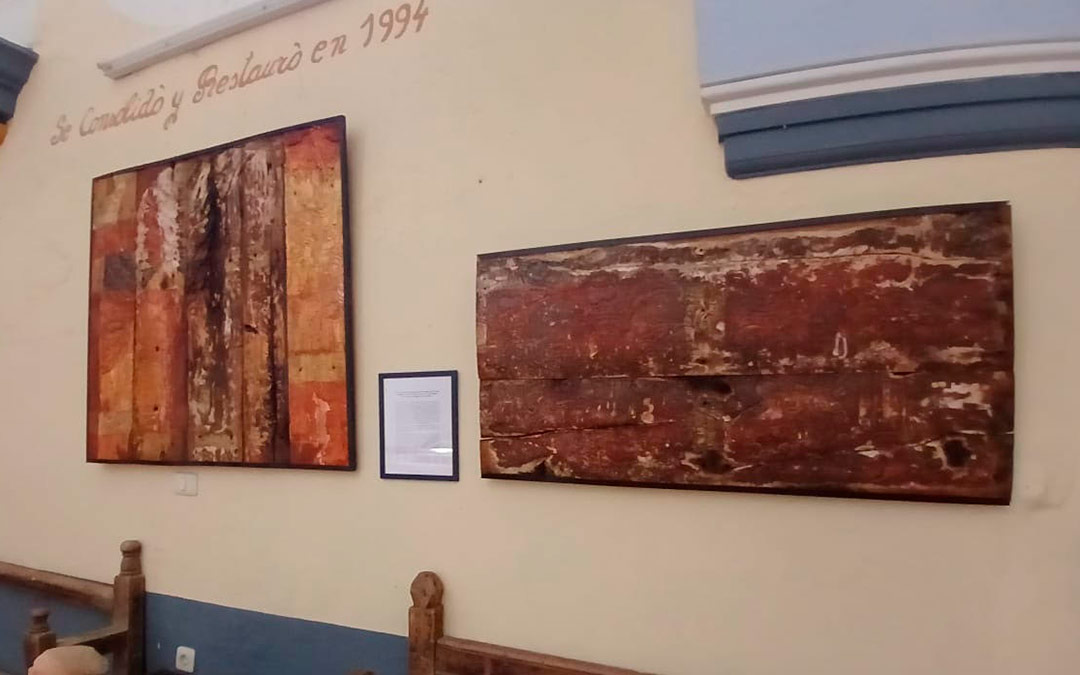Fragmentos del retablo restaurado expuesto en la Iglesia de Santa María la Mayor de Alcaine./ C.P.