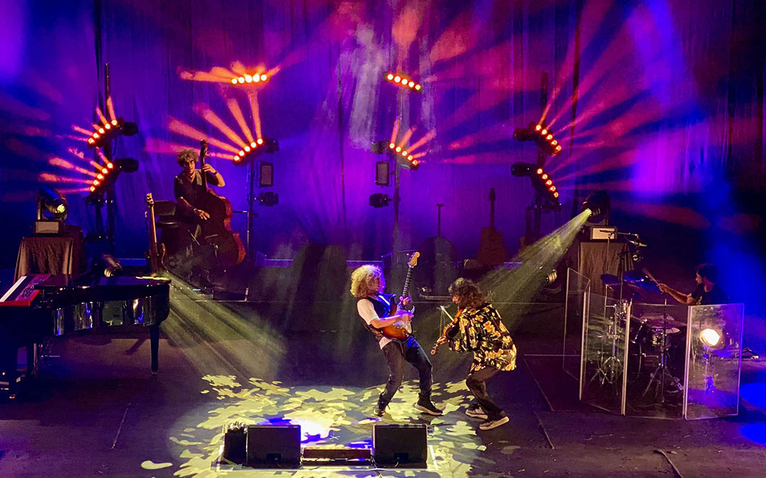 Un momento de la actuación con Malikian interactuando con uno de sus músicos en Pui Pinos en una imagen difundida en sus redes. / RRSS Ara Malikian