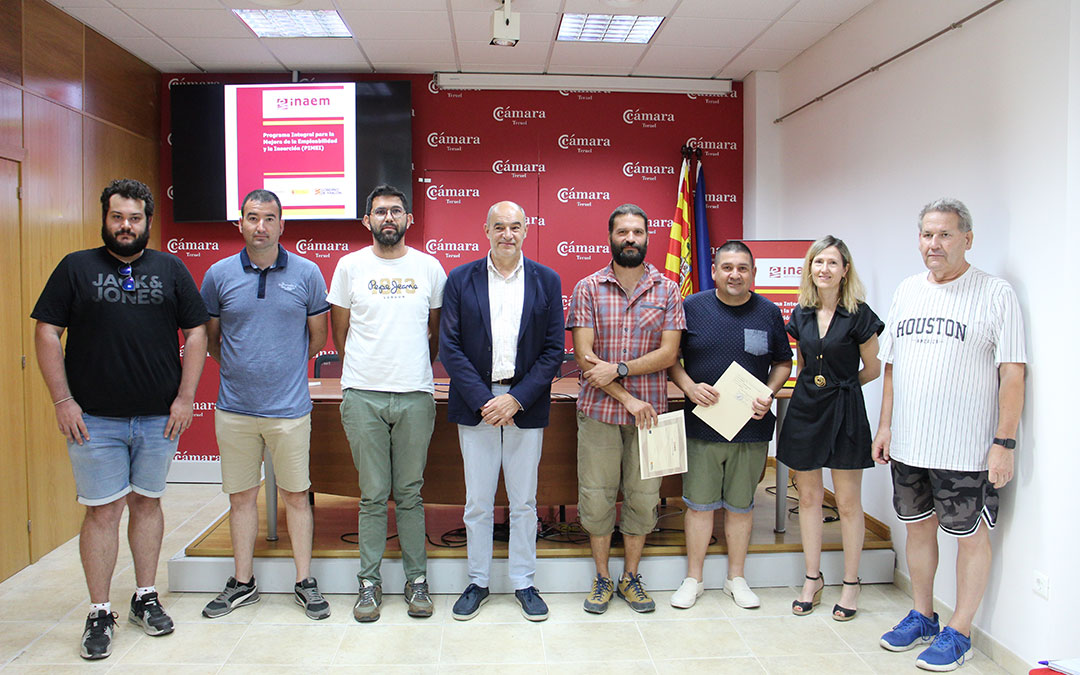 Algunos participantes en la entrega de diplomas por parte de autoescuela Montesó, en Cámara en Alcañiz con Santiago Ligros y Teresa Gracia. / B. Severino