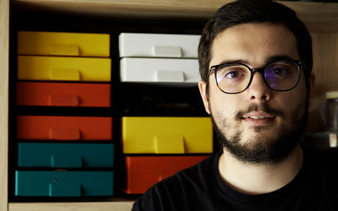 Pablo Andrés diseña y fabrica sus creaciones como los cajones del fondo. / P. Andrés Carela