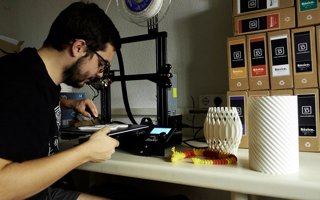 En pleno proceso con la impresora 3D, que sigue investigando. / Pablo Andrés