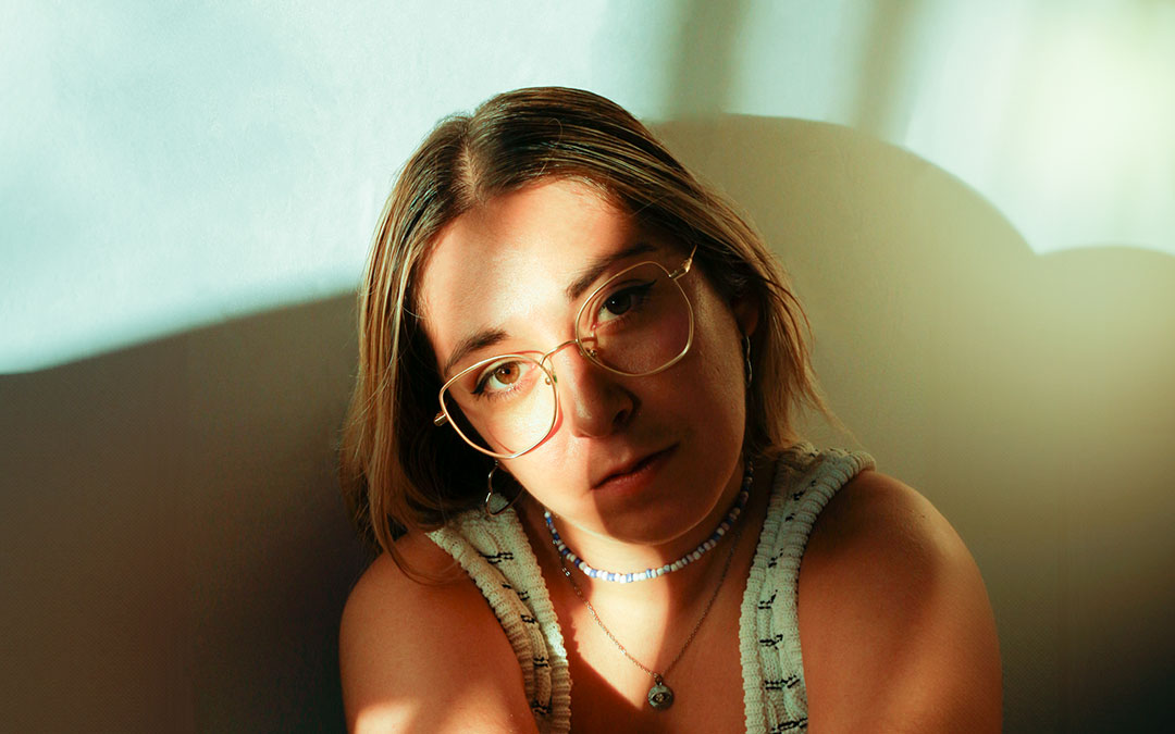 Lizana, fotografiada por una de sus amigas, con quienes comparte horas de creación. / Lorena Cruz Hernández (@lorenach)