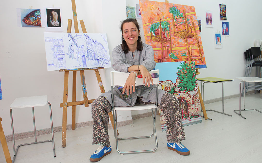 Entre trabajos a boli y óleos, reflejo de su proceso de cambio, posa María Senli Aguiló en su estudio. Dibuja desde niña influenciada por familiares como su tío Ángel Ferrer. / B. Severino