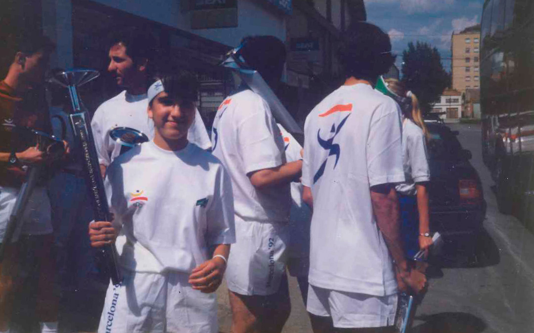 Una jovencísima Marisol ya equipada con el uniforme que llevaron todos los portadores de la antorcha. / Archivo familia Peris Collado