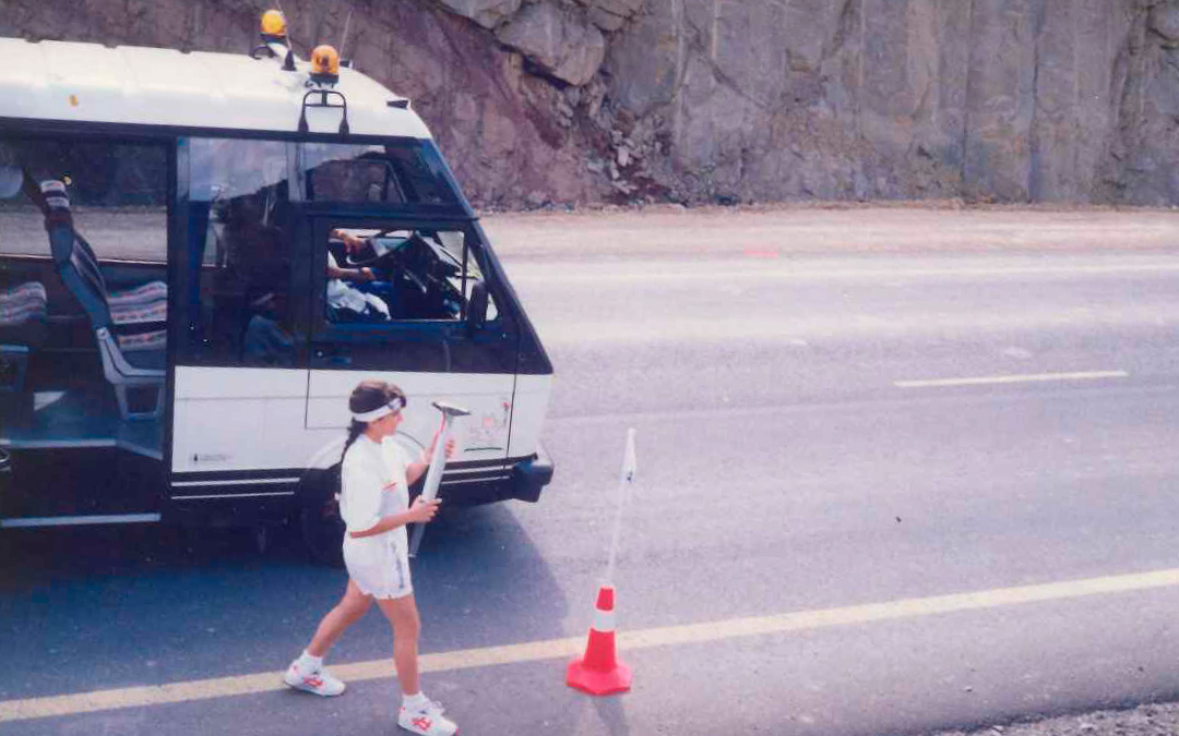 Marisol tras bajar del bus en busca de su punto de relevo. / Archivo familia Peris Collado