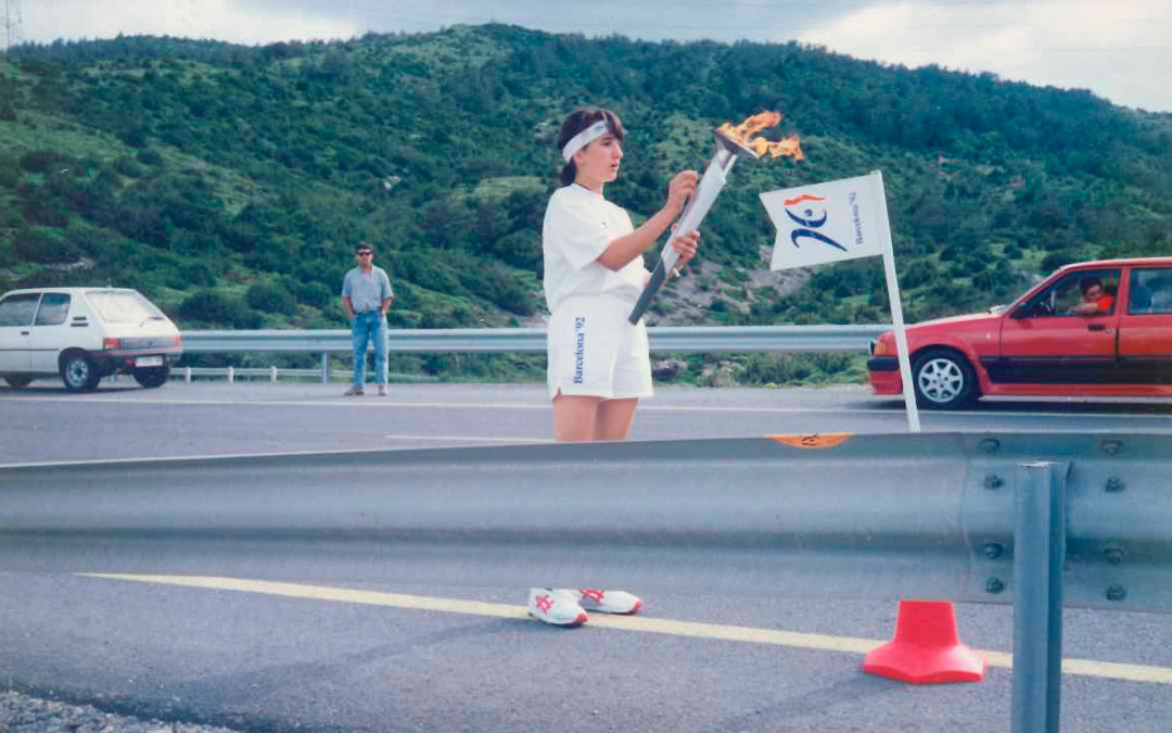 Apagando su antorcha una vez traspasado el fuego olímpico. / Archivo familia Peris Collado