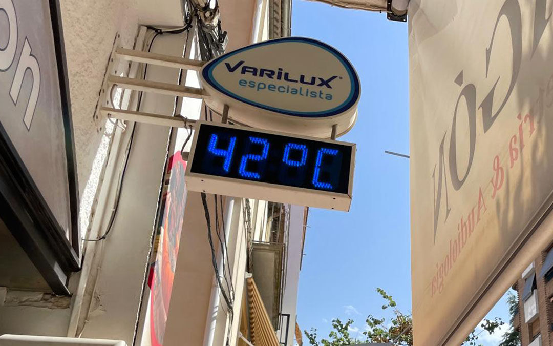 Los termómetros callejeros han marcado registros por encima de los 40ºC como en este marcador de Alcañiz./ M.C.