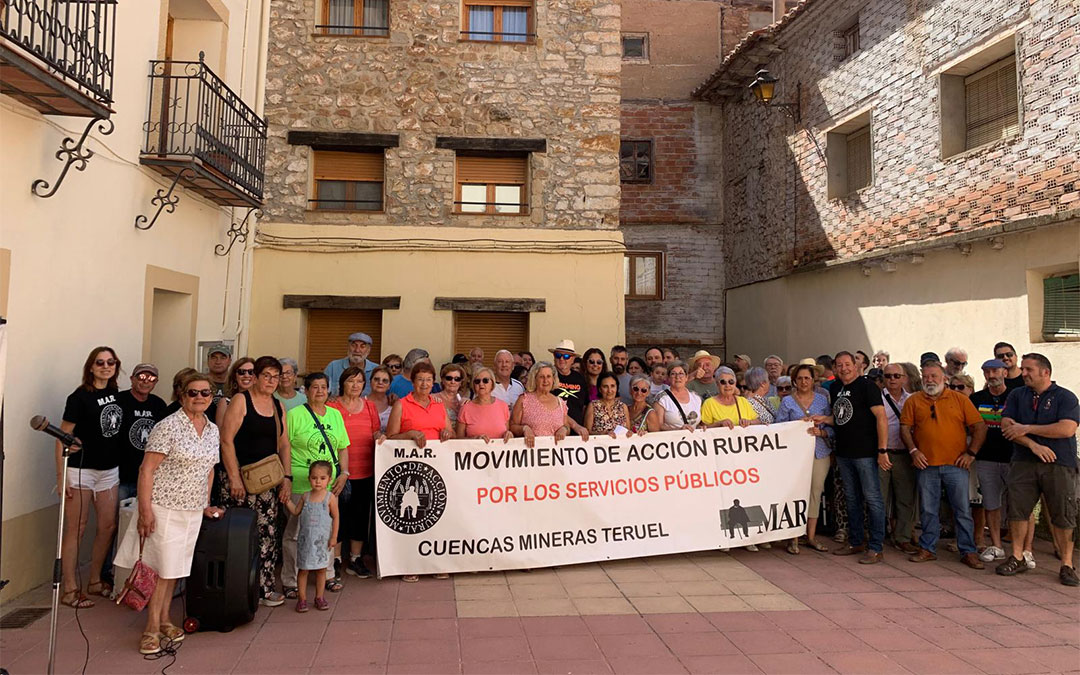 Un centenar de vecinos se manifestaron en Aliaga el sábado para reivindicar mejores servicios públicos./ MAR