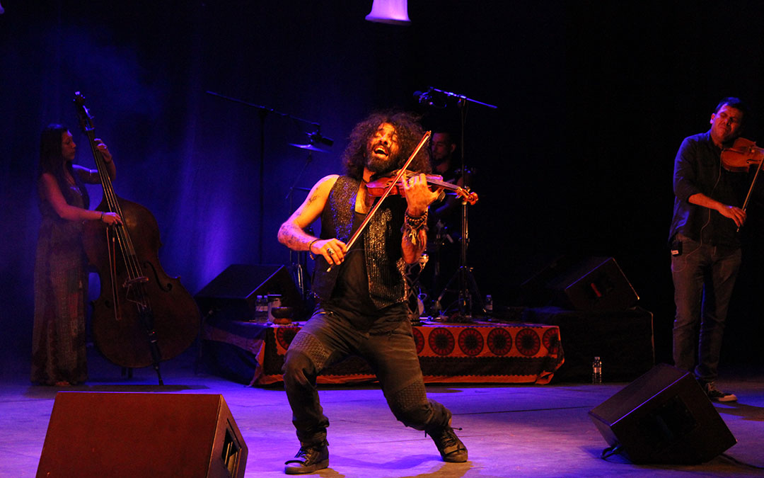 El violinista internacional Ara Malikian en su actuación en 2016 en el anfiteatro Pui Pinos, recinto que ya llenó entonces y vuelve a llenar en esta edición. / La Comarca