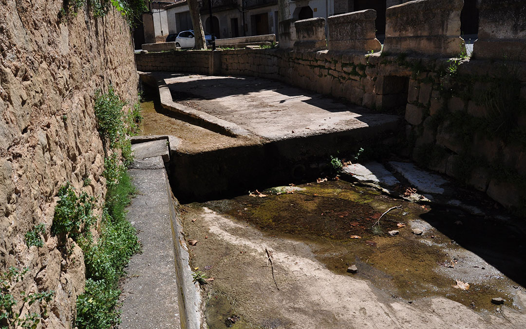La acequia, a su paso por 'El Raig', luce ahora seca cinco días a la semana./ J.L.