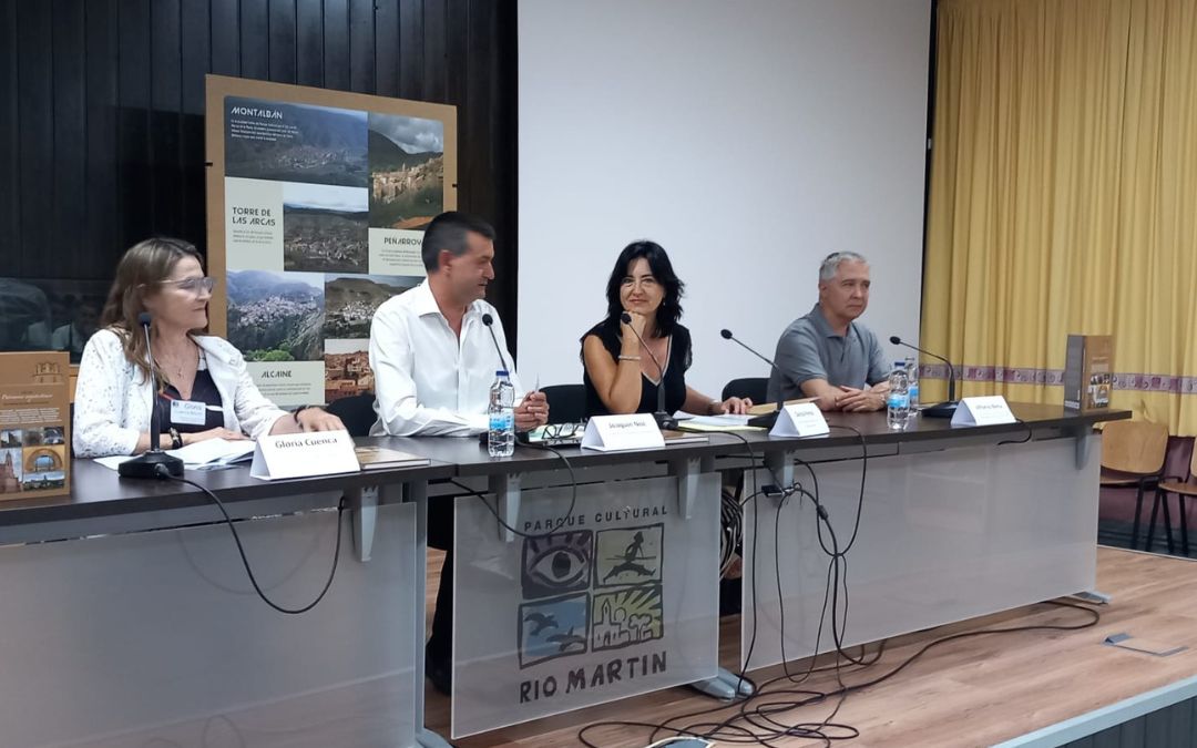 Instante de la presentación del nuevo libro 'Guía del patrimonio arquitectónico del Parque Cultural del Río Martín' este miércoles en Ariño./ L.C.