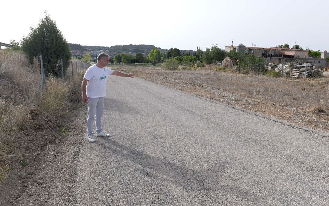 El concejal de Medio Ambiente muestra uno de los puntos donde se han acometido las obras./ Ayuntamiento de Alcañiz