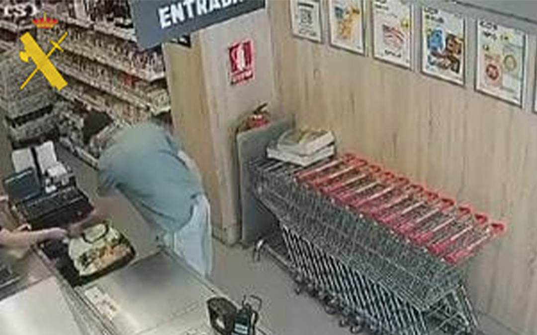 El atracador del Bon Área de Alcañiz fue captado por las cámaras de seguridad del establecimiento./ Guardia Civil de Teruel