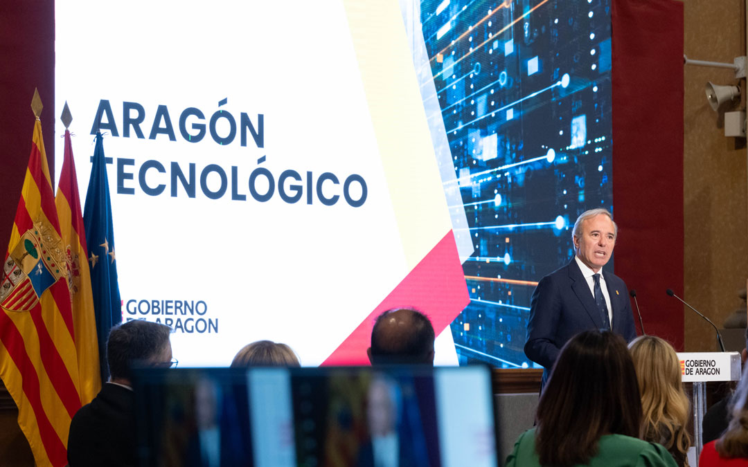El presidente, Jorge Azcón, durante su intervención este lunes ante los medios./ DGA