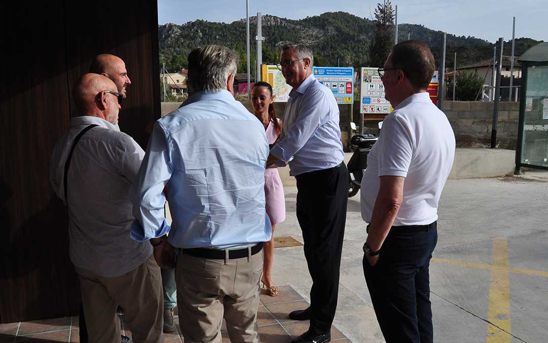 El alcalde y autoridades comarcales han recibido al consejero Blasco./ J.L.