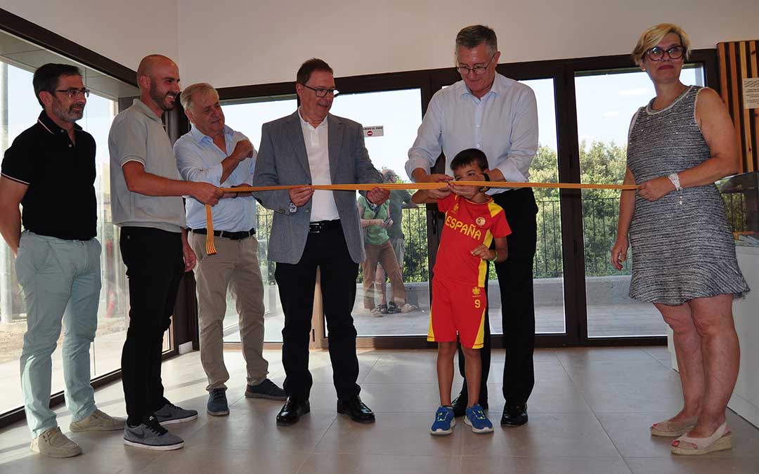 Uno de los jóvenes beceitanos ha colaborado en el corte de la cinta inaugural./ J.L.
