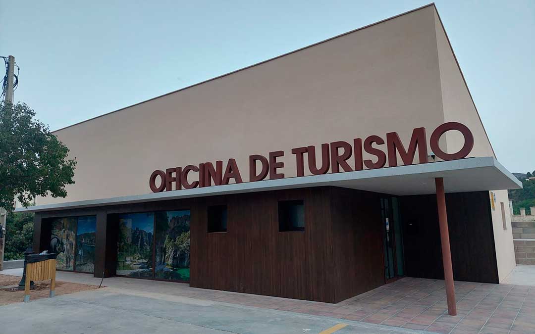 La nueva oficina de Turismo de Beceite es ya una realidad./ J.L.
