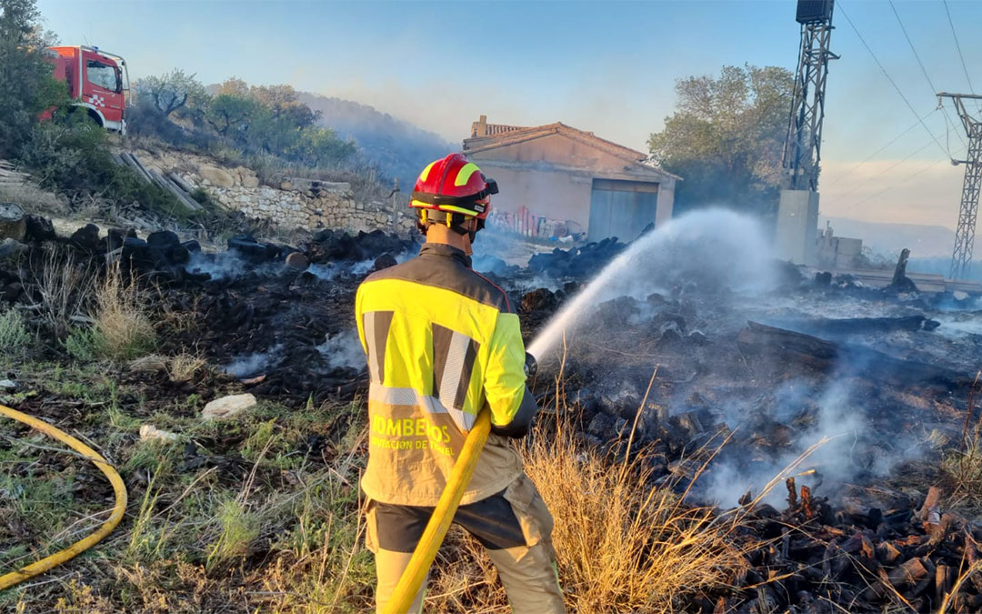Un bombero de la DPT trabajando en la extinción de un incendio forestal./ DPT