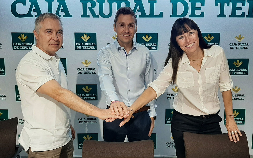 El director de Secretariado del Campus de Teruel de la Universidad de Zaragoza, Alfonso Blesa; la profesora y responsable del Centro Universitario de Lenguas Modernas en Teruel, Ana Dueso; y el director de Desarrollo de Negocio de Caja Rural de Teruel, Carlos García; firmaron el convenio este lunes./ Caja Rural de Teruel