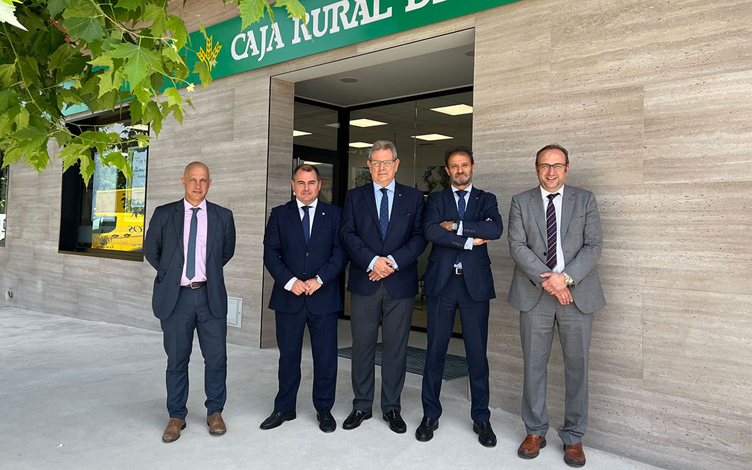 Apertura de la nueva y más moderna oficina de Calanda, con el equipo directivo de Caja Rural de Teruel. / L.C.