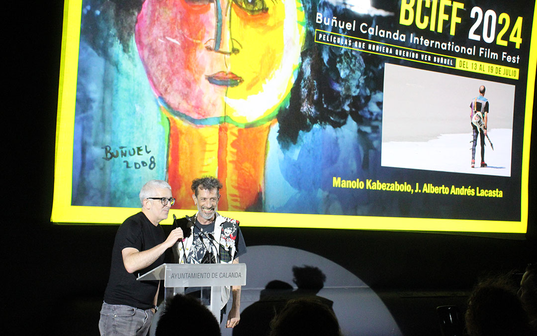 J. Alberto Andrés Lacasta presentado su documental sobre Kabezabolo con el músico al lado. / B. Severino