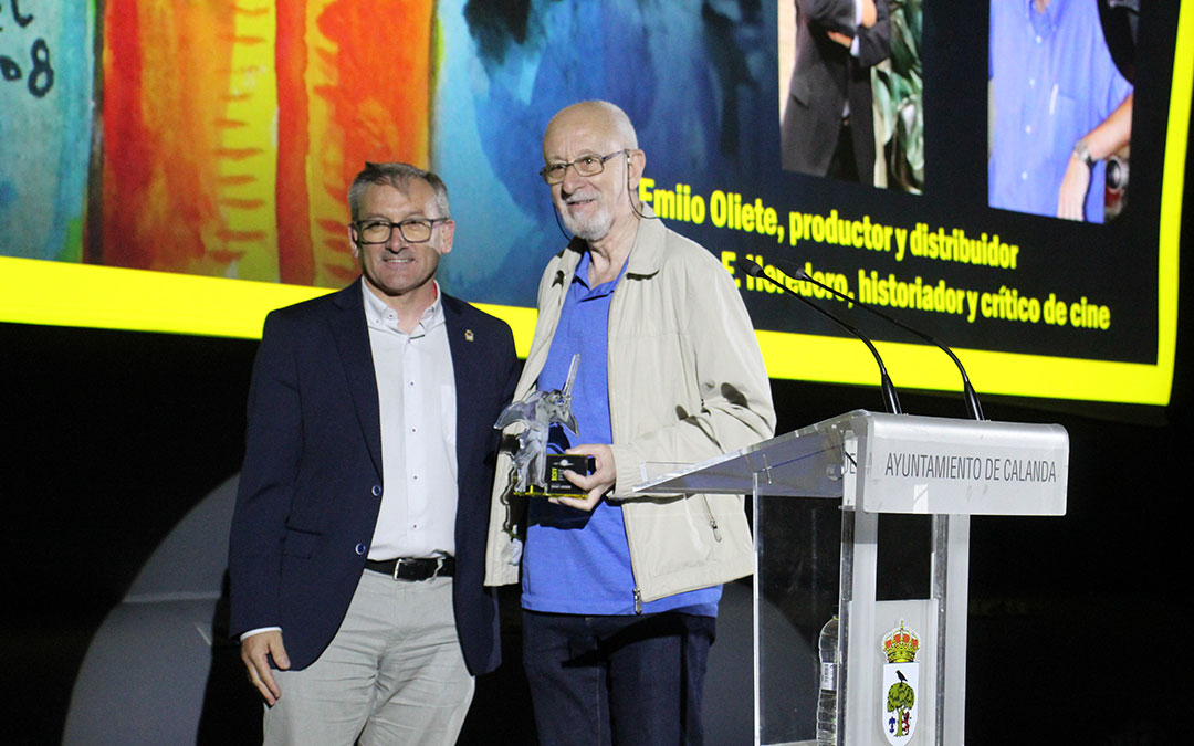 Carlos F. Heredero recoge su detalle homenaje de manos del presidente de la DPT, Joaquín Juste. / B. Severino