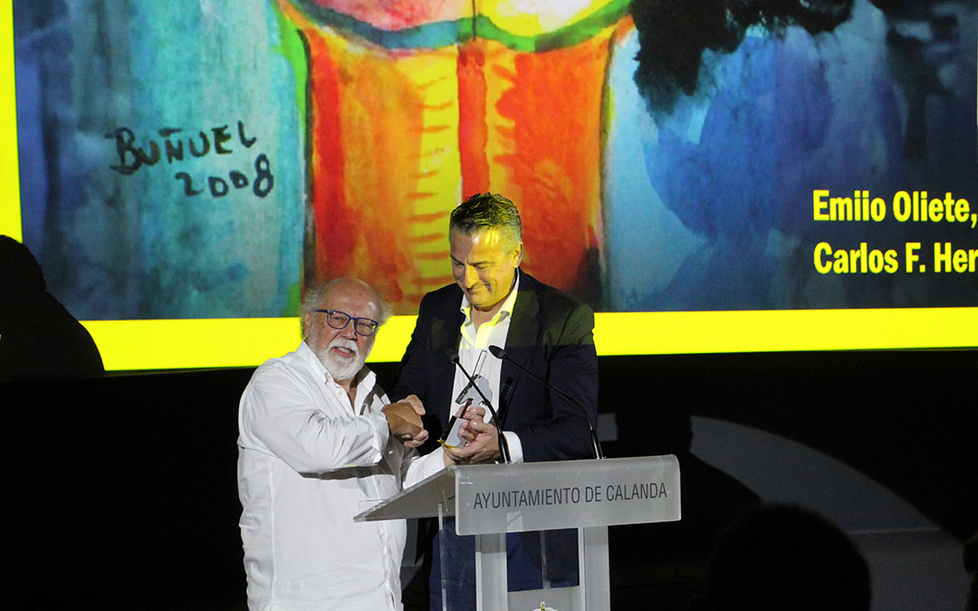 Emilio Oliete recoge de manos del Banco Santander su reconocimiento de homenaje. / B. Severino