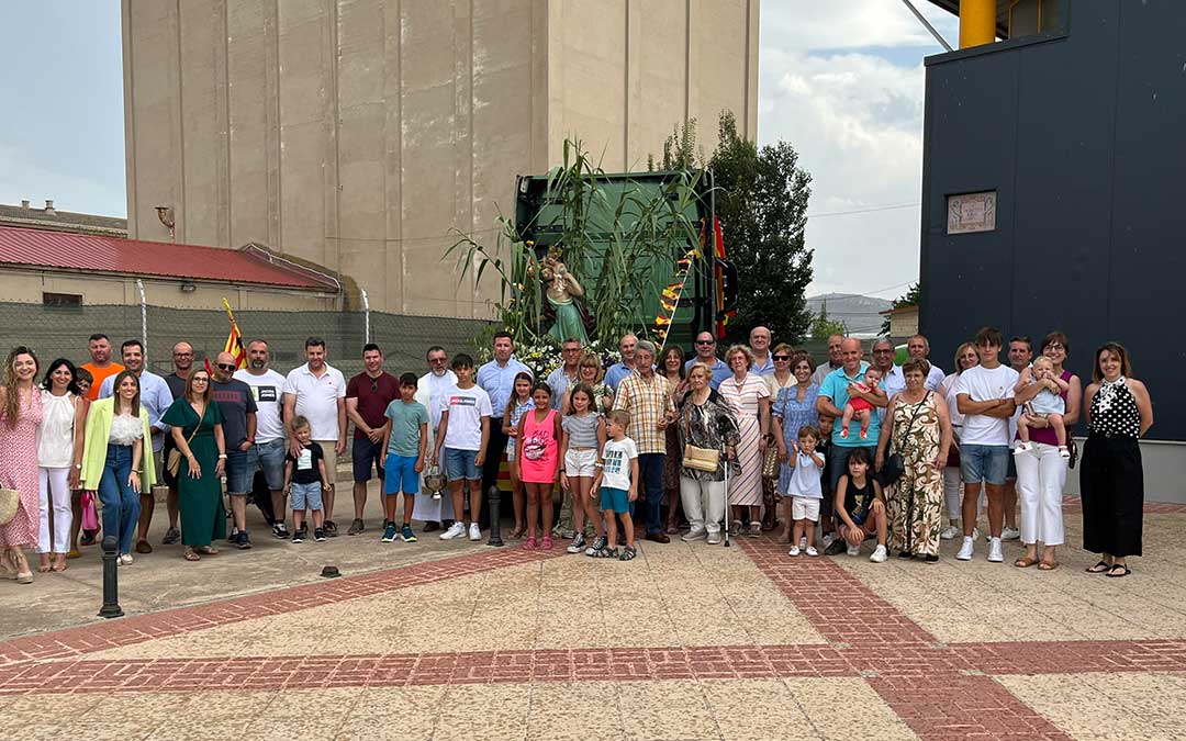 Foto de familia de los calandinos participantes en las festividades de San Cristóbal este sábado. / A. Ferrando