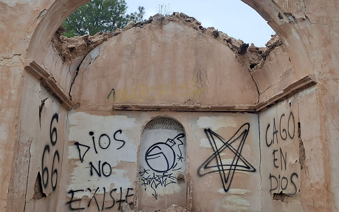 Entre las pintadas está el pentáculo invertido, un símbolo generalmente asociado al satanismo./ Rosa Blasco Roda