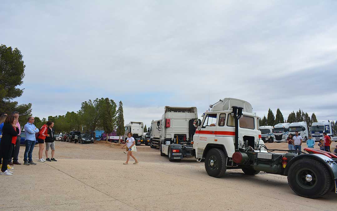 Caravana de camiones llegando a la explanada del santuario de Pueyos./I.M.