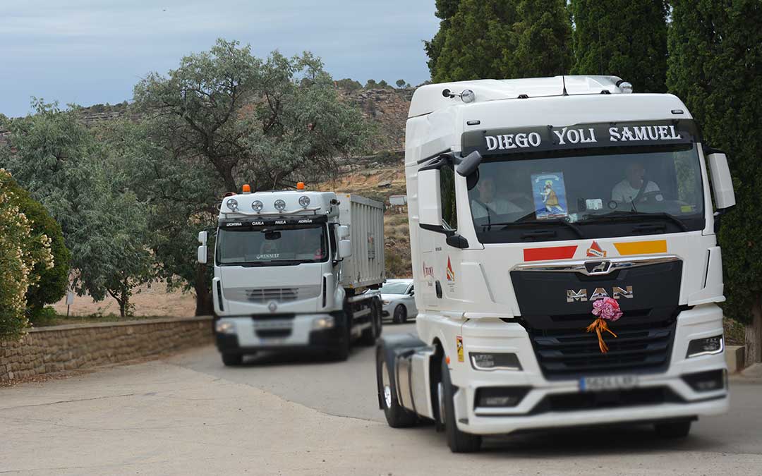 Caravana llegando a Pueyos./I.M.