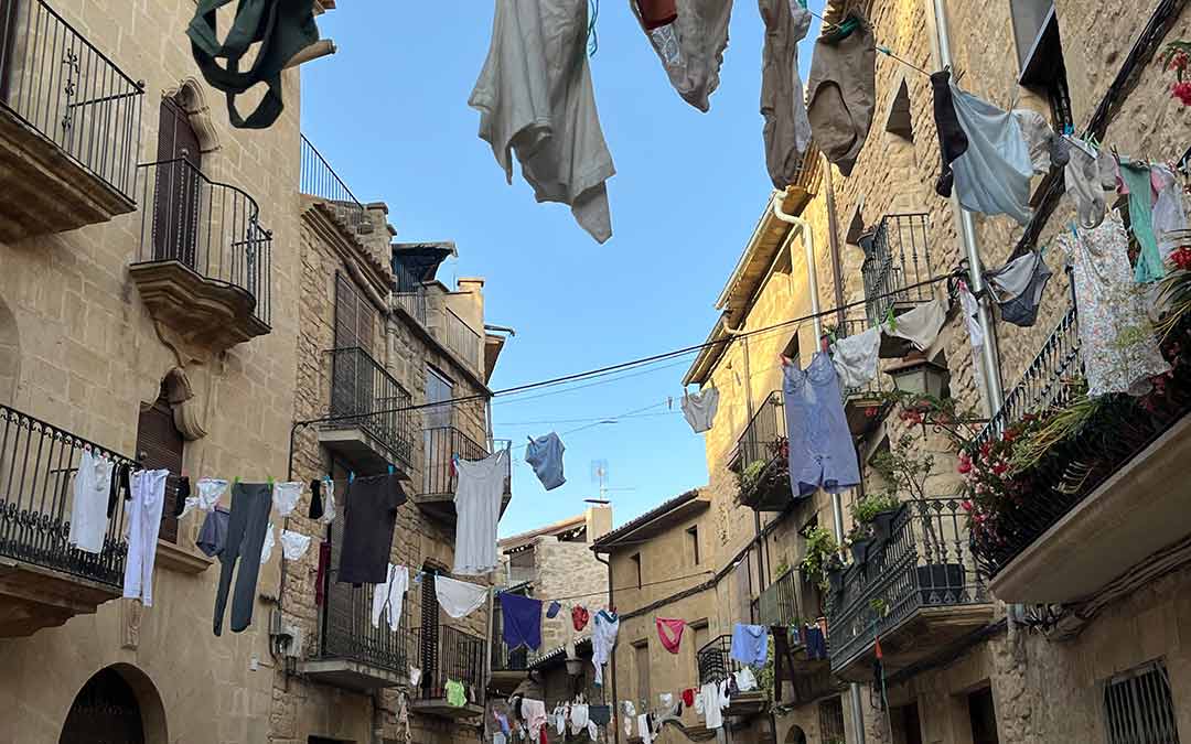 Las calles del municipio se convirtieron en un lienzo viviente, adornadas con ropa tendida que simbolizaba la apertura de los espacios privados al público./ A.F.