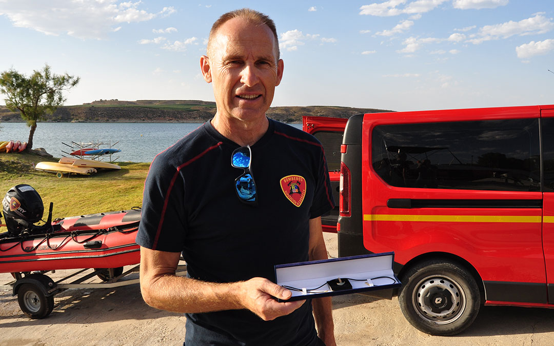 David Garcés, jefe del Parque de Bomberos de Caspe, muestra el Ancla de Oro./ J.L.