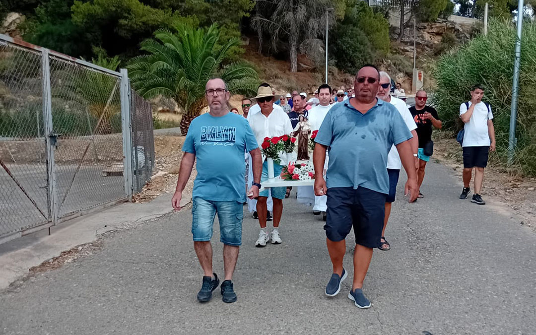 Hubo una procesión desde la ermita hasta el embarcadero./ L.C.
