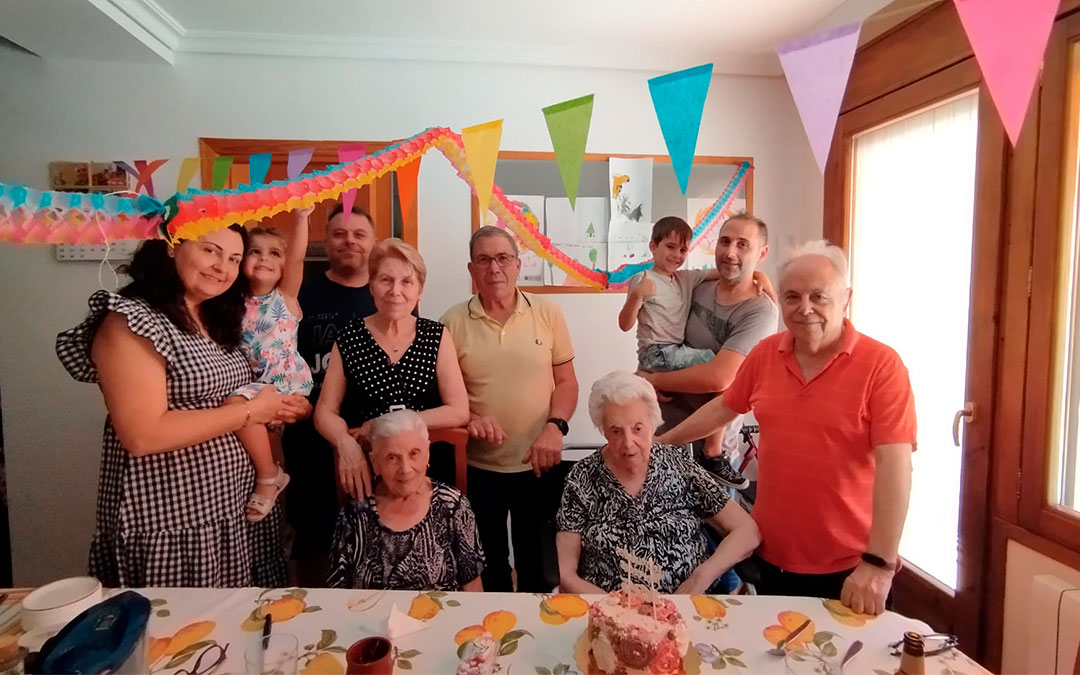 Mercedes celebrando su cumpleaños junto a su familia. / Claudio Ríos