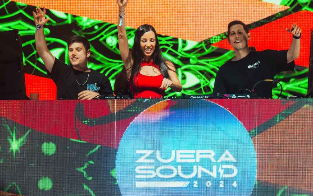 La dupla musical acompañados de la popular B Jones durante el Zuera Sound Festival de 2024./ C.B.