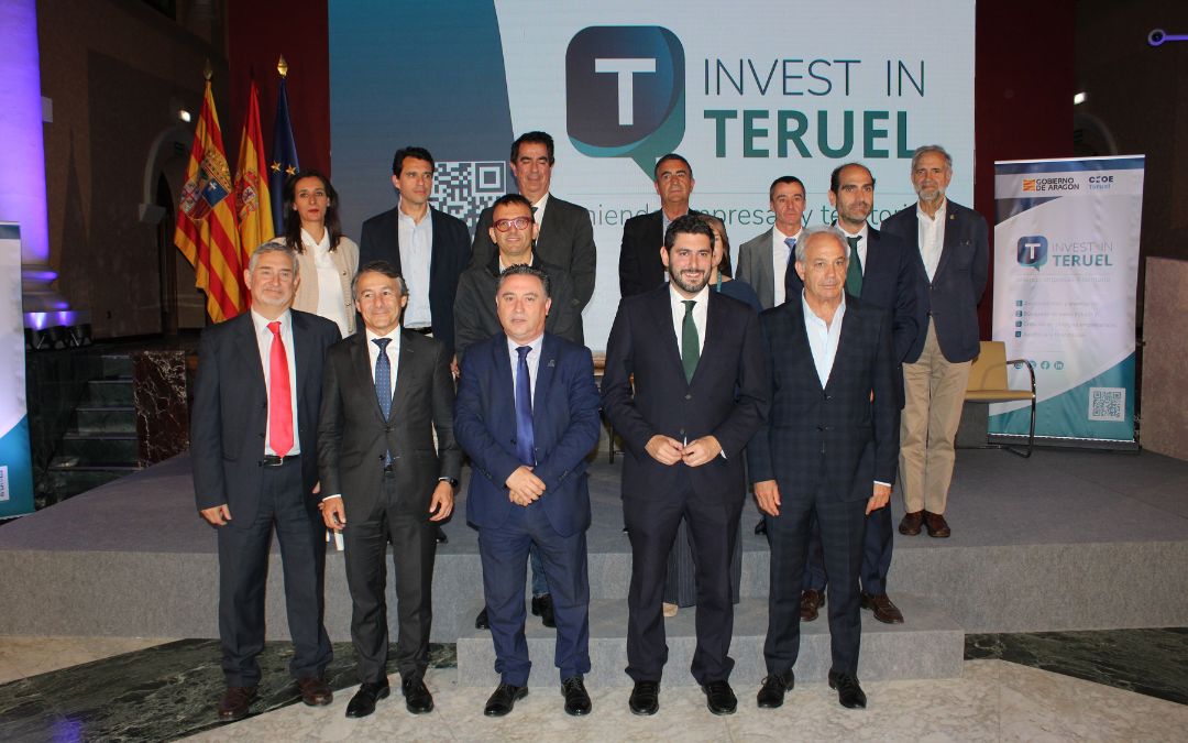 Alejandro Nolasco, junto a Juan Ciércoles, Miguel Marzo y los intervinientes en el acto de Invest Teruel./ DGA