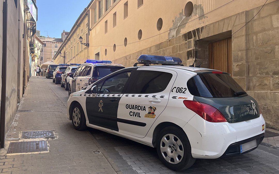 Instante del despliegue policial de este viernes en Alcañiz./ La COMARCA.